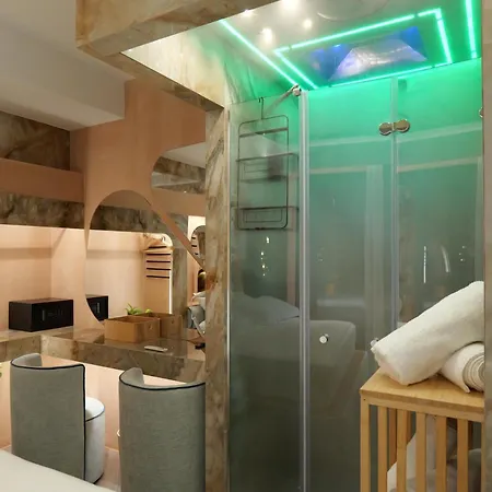Luxury Seaview With Private Jacuzzi & Sauna Apartament
